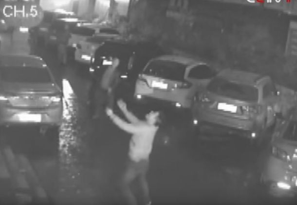 VIDEO: Un hombre intentó el milagro y quiso salvar a una mujer que cayó de un piso 11