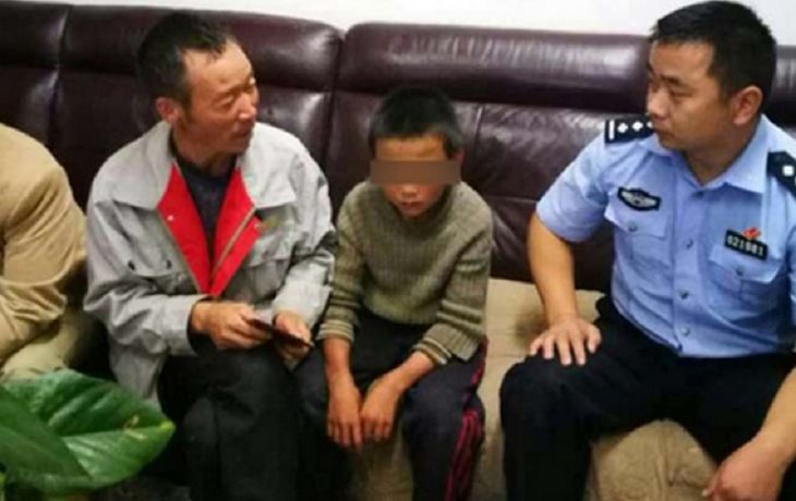 Un nene de 10 años sobrevivió solo 24 días comiendo carne de víbora