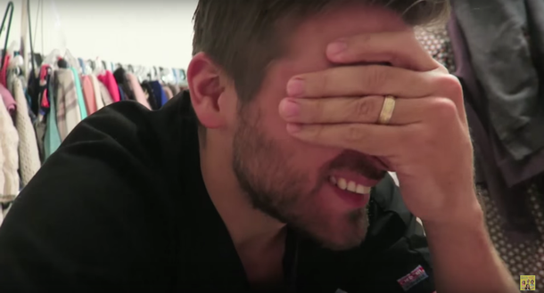 VIDEO: sorprendió a su mujer y le reveló que estaba embarazada