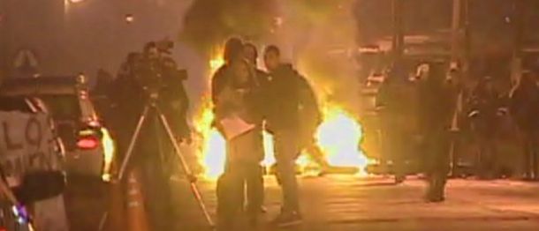 Autopartistas cortan con neumáticos encendidos la colectora de Panamericana