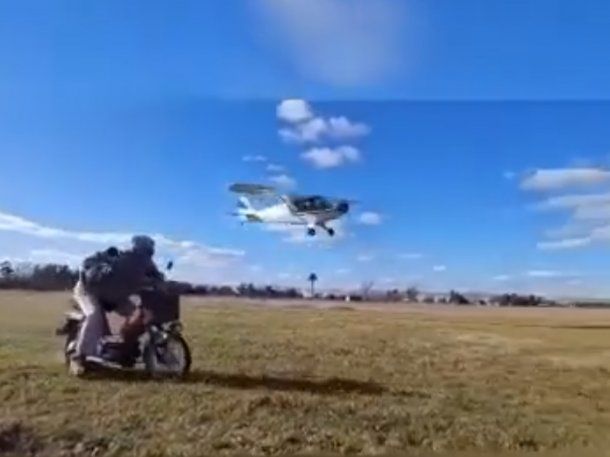 La reversión de Top Gun en el Aeroclub de Ayacucho que causa furor en las redes