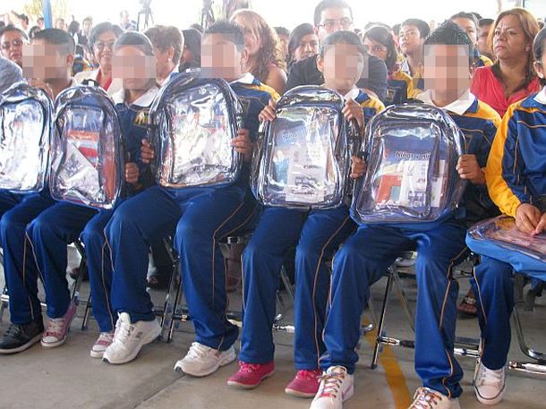 Con las mochilas transparentes, buscan evitar el ingreso de drogas, armas y alcohol