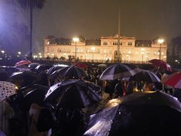 pese a la lluvia, fue masiva la vigilia por la ley de emergencia en discapacidad en el congreso pese a la lluvia, fue masiva la vigilia por la ley de emergencia en discapacidad en el congreso