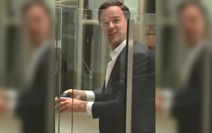 Holanda: al primer ministro se le cayó el café y él mismo limpió el piso
