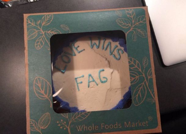 Pidió una torta con un mensaje en un supermercado y lo discriminaron