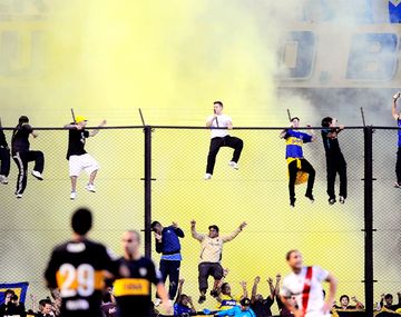 Analizan la complicidad entre la barra brava de Boca y el club