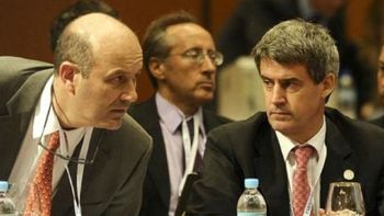 el gobierno vende dolares y el bcra sufre: disputa entre prat gay y sturzenegger el gobierno vende dolares y el bcra sufre: disputa entre prat gay y sturzenegger