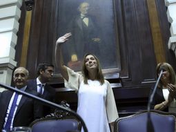 Vidal saludando al Parlamento bonaerense