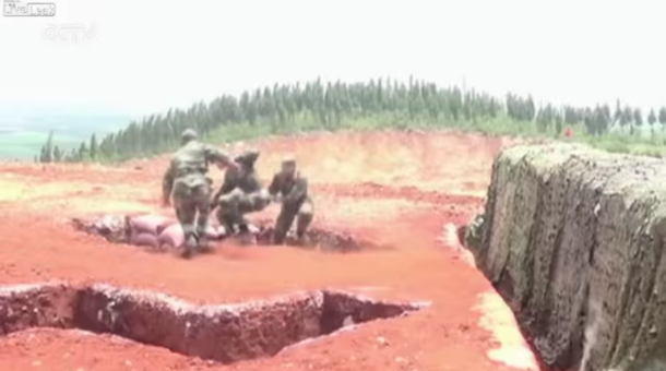 ¡Cuidado! Un soldado tiró mal una granada y casi mata a dos compañeros