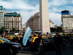 piquete de taxistas en el obelisco: reclaman el bloqueo de uber piquete de taxistas en el obelisco: reclaman el bloqueo de uber