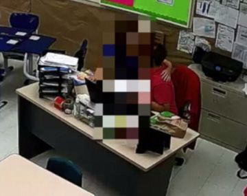 Un maestro besa a un estudiante y es capturado por una cámara de seguridad