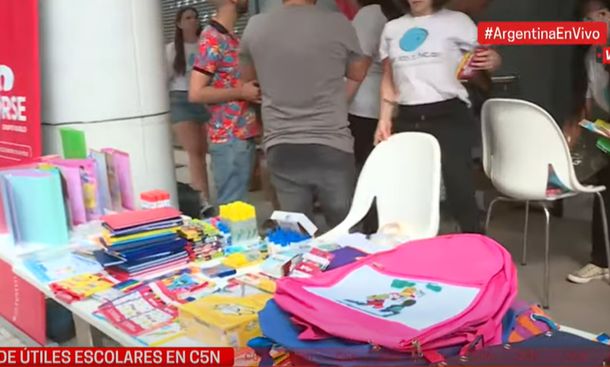 Grupo Indalo realizó una colecta solidaria de útiles escolares en la puerta de C5N