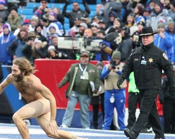 Un hincha entró a la cancha desnudo en medio de un partido de fútbol americano
