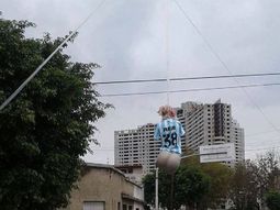 Un maniquí de una mujer asesinada con la leyenda Racing puta violada enfureció a toda Avellaneda