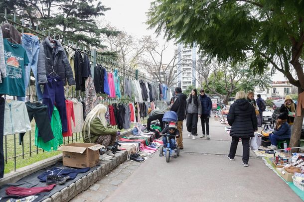 Desalojan a más de 2 mil manteros que ocupaban el Parque Centenario. Desalojan a más de 2 mil manteros que ocupaban el Parque Centenario.