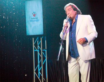 Cacho Castaña sigue internado en terapia intensiva