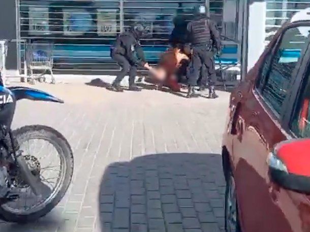 Neuquén: un joven llegó desnudo y ensangrentado a un supermercado