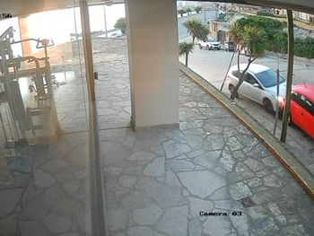 Mar del Plata: una joven de 17 años chocó dos autos estacionados y dejó un papelito con sus datos