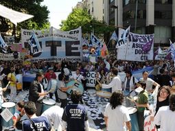 Docentes porteños rechazaron la oferta del Gobierno y anunciaron un paro Docentes porteños rechazaron la oferta del Gobierno y anunciaron un paro