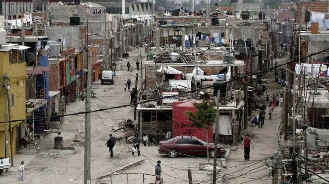Ahogó en un balde con agua a una mujer