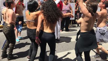 mujeres desnudas coparon las calles de rosario para luchar por sus derechos mujeres desnudas coparon las calles de rosario para luchar por sus derechos