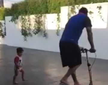 La imagen más tierna de Messi: en monopatín