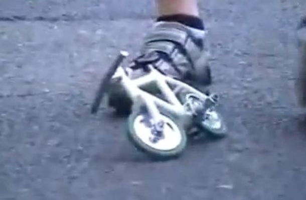 El ciclista que la rompe con la bici más pequeña del mundo