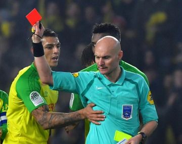 Tony Chapron expulsando a Diego Carlos