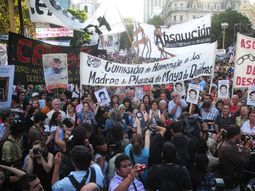 Masiva marcha en Plaza de Mayo en repudio al golpe del 76