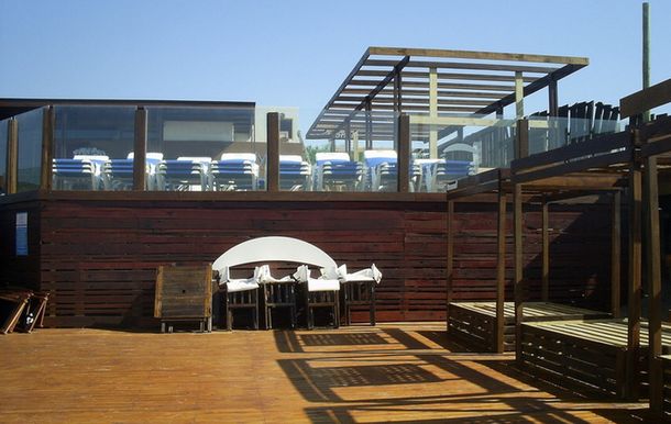 Clausuraron un balneario por prohibir a turistas usar sus sombrillas en la playa