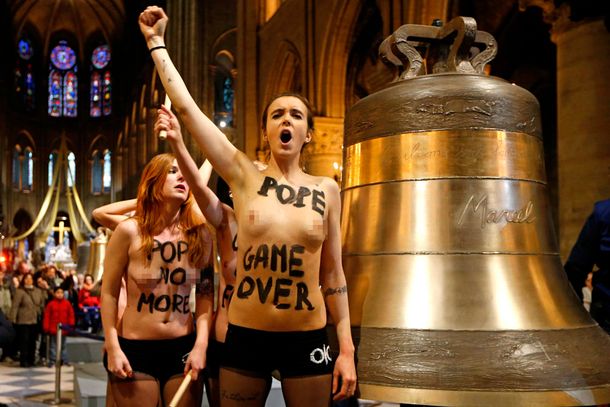 Feministas festejan en topless la renuncia de Benedicto XVI