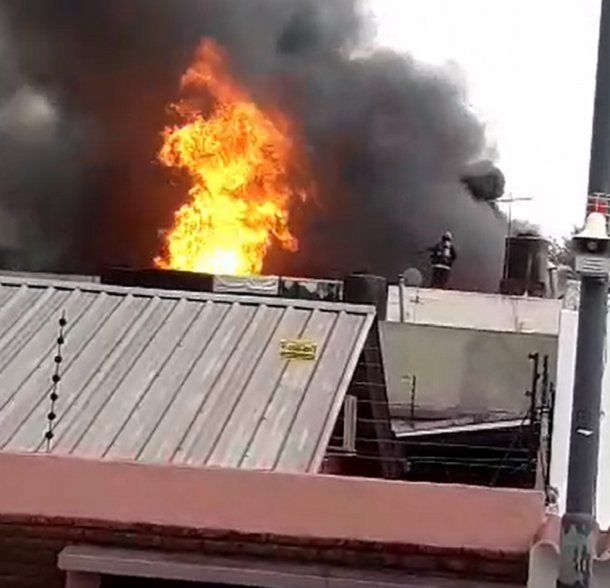 Pánico en Villa Soldati por un voraz incendio