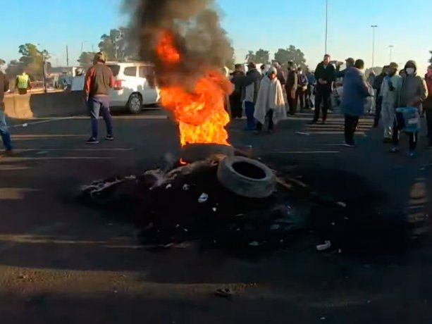 Caos en la Riccheri por un corte de vecinos