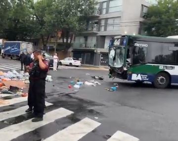 Fuerte choque entre un colectivo y un camión en Pompeya dejó al menos dos heridos