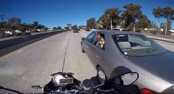 Video: el motociclista tocador de pies, ¿lección vial o acoso?