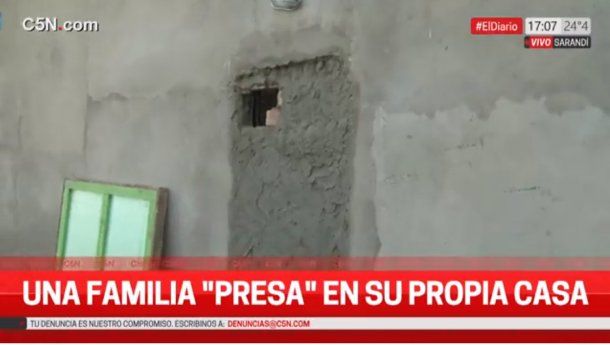 Avellaneda: la municipalidad les tapió la casa con ellos adentro