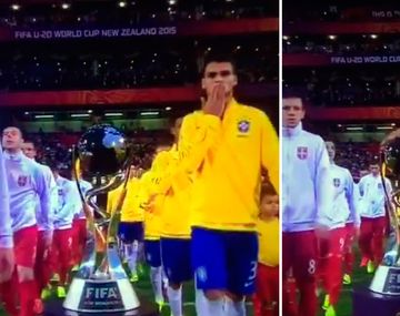 ¿Fueron mufa? Tres jugadores de Brasil tocaron la copa antes de jugar