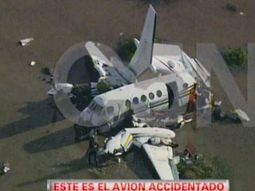 cinco muertos y cuatro heridos por la caida de una avioneta en el rio de la plata