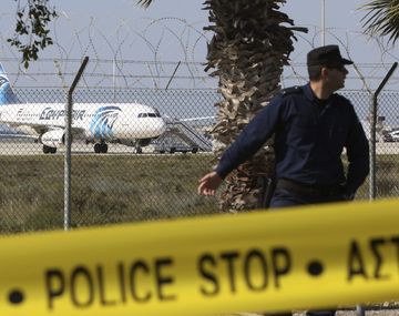 Se entregó el secuestrador del avión de EgyptAir