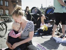 mujeres realizaron teteada nacional en distintas plazas del pais contra la censura a la lactancia mujeres realizaron teteada nacional en distintas plazas del pais contra la censura a la lactancia