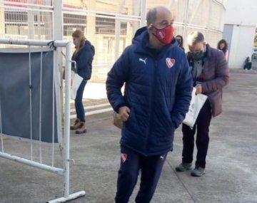 Bochini fue a vacunarse al Monumental con la ropa de Independiente