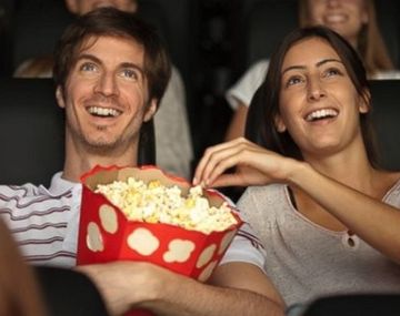 Quieren eliminar los pochoclos del cine
