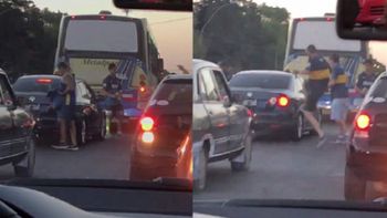 video: hinchas de boca le rompieron un auto a fanaticos de river video: hinchas de boca le rompieron un auto a fanaticos de river