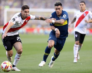 Montiel y Pavón pelean por la pelota