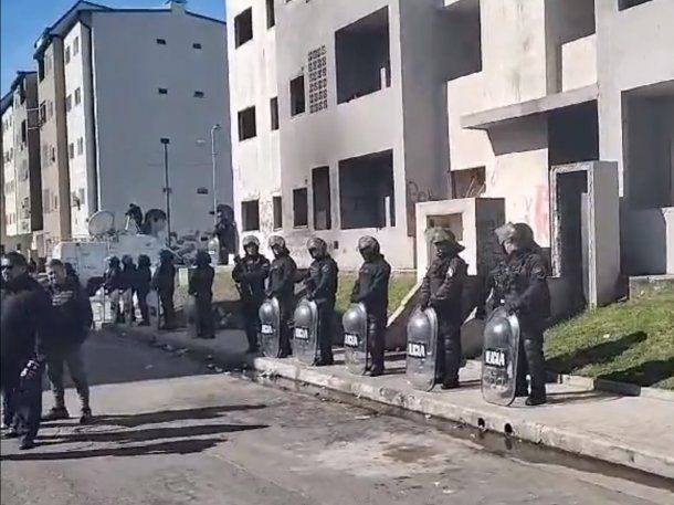 Villa Lugano: 100 familias tomaron un edificio y resisten el desalojo