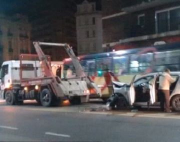 Dos heridos al chocar un auto contra un camión