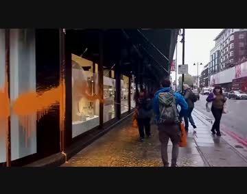 Londres: activistas pintaron vidrieras de Harrods contra el petróleo