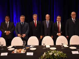 El presidente de Antel, Gabriel Gurméndez, junto a miembros del gabinete de ministros. El presidente de Antel, Gabriel Gurméndez, junto a miembros del gabinete de ministros.