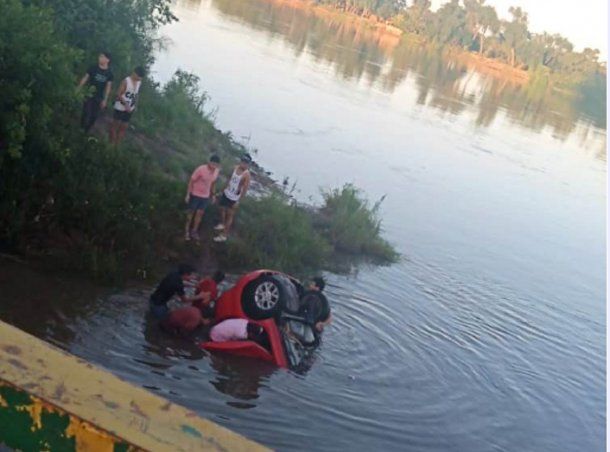 Corrientes: un chico de 18 años murió tras caer con su auto en un canal