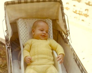 Un conductor mostró fotos de cuando era bebé